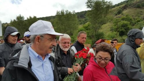 Onur Akndan Adalet Yryne Karanfilli Destek 